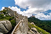 Sintra, Portogallo, Scorcio del Castelo dos Mouros, con le sue tortuose mura di sassi. Eretto dagli arabi nell'VIII secolo, fronteggia il colle del Palcio Nacional da Pena.